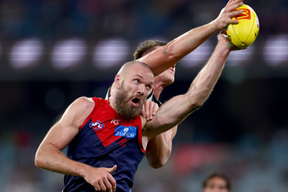 Le capitaine de Melbourne, Max Gawn, conteste le ballon au MCG samedi soir