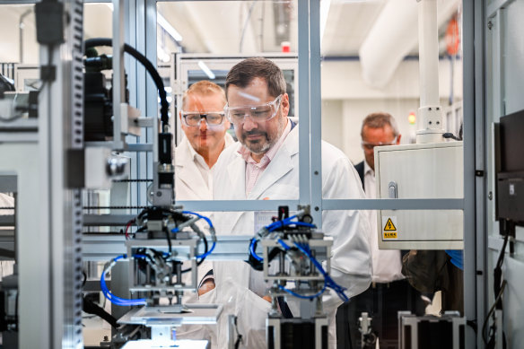 Le ministre de l'Industrie et des Sciences, Ed Husic, a visité la semaine dernière une usine de fabrication de batteries Li-S.