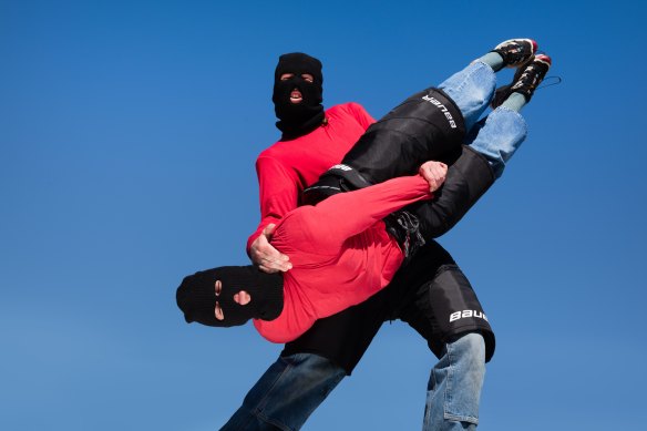 Dans Cuddle, Harrison Ritchie-Jones et Michaela Tancheef incarnent deux complices de braquage.