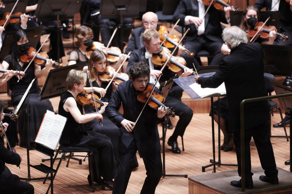 Hadelich interprète Brahms à l'Opéra de Sydney en 2022.