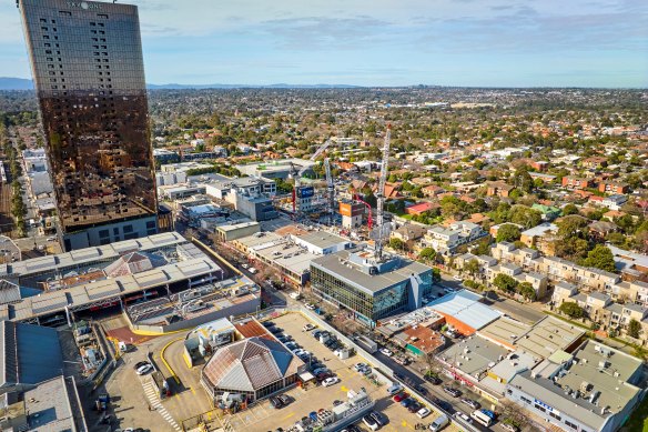 41-43 Carrington Street, Box Hill, en face de Box Hill Central.