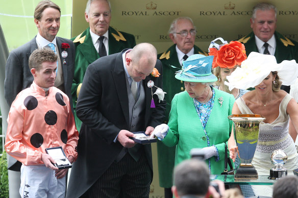 Quel moment : Peter Moody aux côtés de la reine Elizabeth à Royal Ascot.