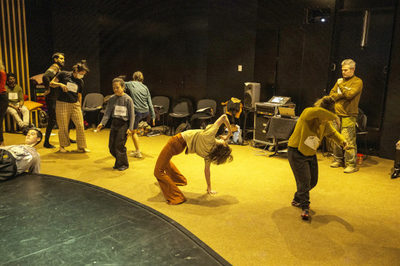 Alisdair Macindoe regarde les danseurs suivre leurs instructions.