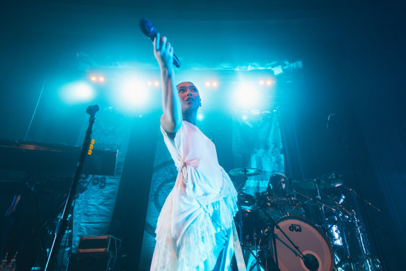 La foule l'approuve mot pour mot. 