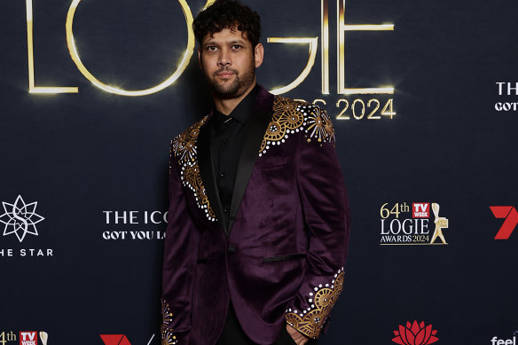 Kyle Shilling aux Logies dans un costume peint à la main par Paul McCann.
