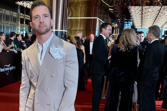 L'interprète Tim Draxl en Dolce & Gabbana aux Logies 2024.