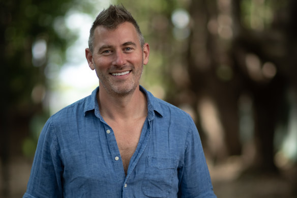 Josh Szeps, animateur du populaire podcast Uncomfortable Conversations, interviewera Hughes à Sydney et à Melbourne.