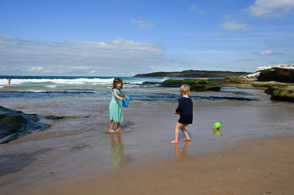 Alice et son frère Neo, 2 ans, jouent dans la nouvelle crique rocheuse de North Maroubra.