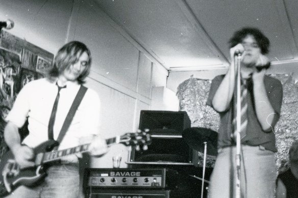 Ed Kuepper, à gauche, et Chris Bailey se produisent à leurs débuts.