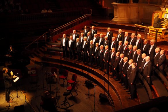 Paul Debono se produit sur scène avec le Sydney Male Choir