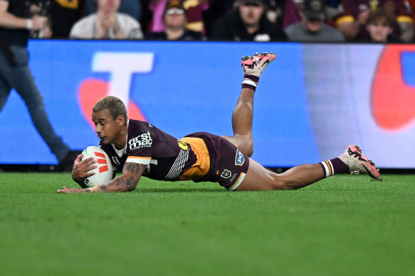 Tristan Sailor marque pour les Brisbane Broncos contre les Parramatta Eels.