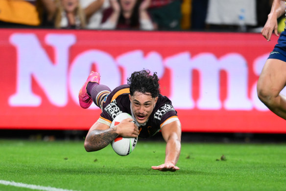 Kotoni Staggs centre pour ce qui s'est avéré être l'essai gagnant pour les Brisbane Broncos contre les Parramatta Eels.