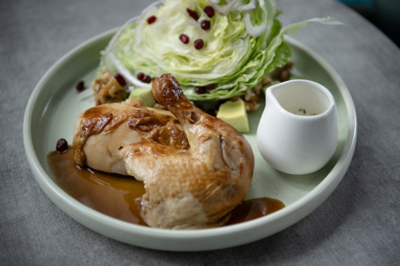 La salade de poulet rôti avec laitue et grenade constitue le seul repas de la journée de Williams. 