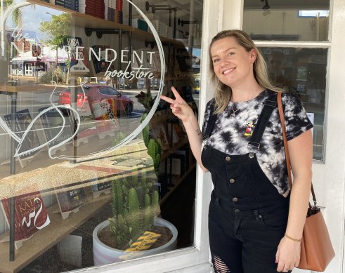 L'auteur Kim Barden devant la librairie aujourd'hui disparue de Shawline Publishing.