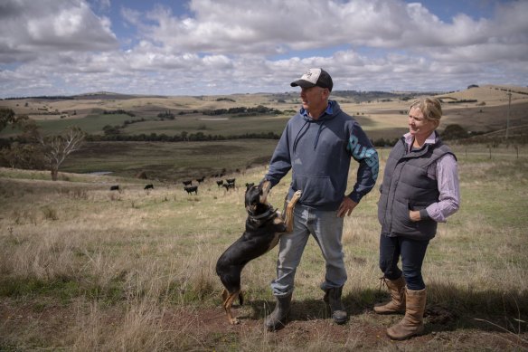 Les éleveurs de bétail Rebecca et David Price de Blayney vivent en aval de la mine de charbon approuvée.