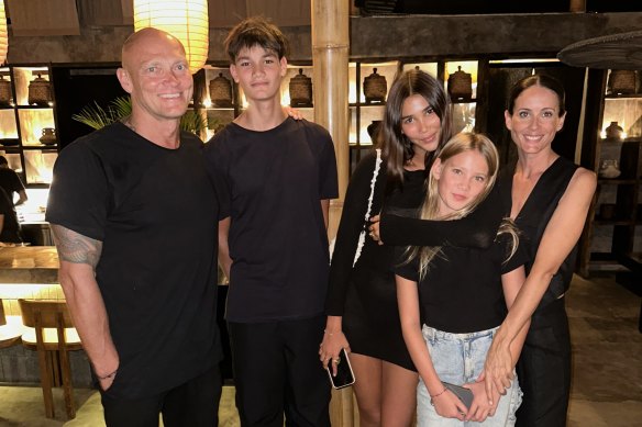 Klim avec (de gauche à droite) ses enfants Rocco, Stella et Frankie et sa partenaire Michelle Owen.