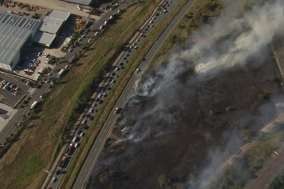 Vision d'un incendie le long de Camden Valley Way depuis un hélicoptère