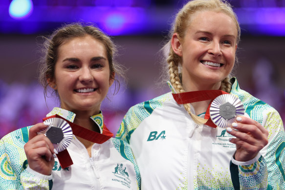 L'équipe tandem Jessica Gallagher (à droite) et Caitlin Ward ont remporté l'argent.