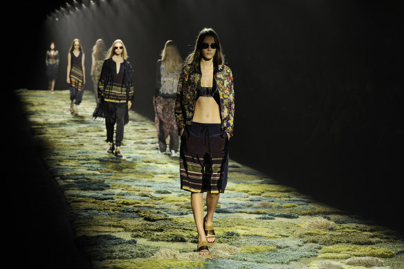 Les pièces vintage de Dries Van Noten sont très demandées depuis que le créateur s'est retiré des podiums après 38 ans, y compris les pièces de sa collection printemps 2015.