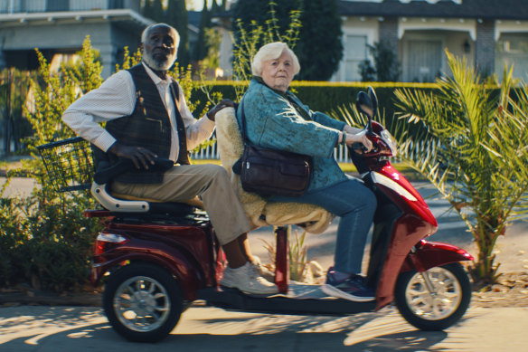 Richard Roundtree et June Squib parcourent les rues de Los Angeles à la recherche d'un escroc à Thelma.