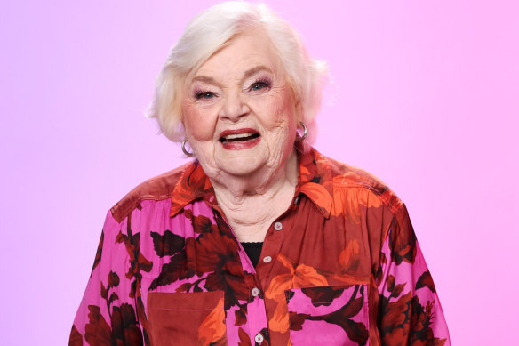 June Squibb s’adapte à cette nouvelle vague d’attention. « C’est très fatiguant, mais c’est aussi très amusant. »