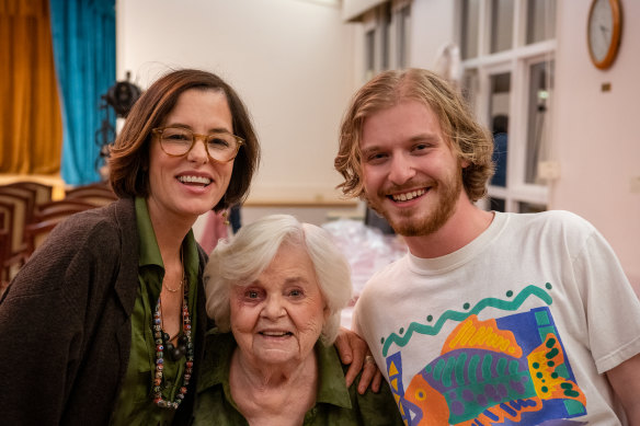 Parker Posey (à gauche), June Squibb et Fred Hechinger sur le tournage de Thelma. 