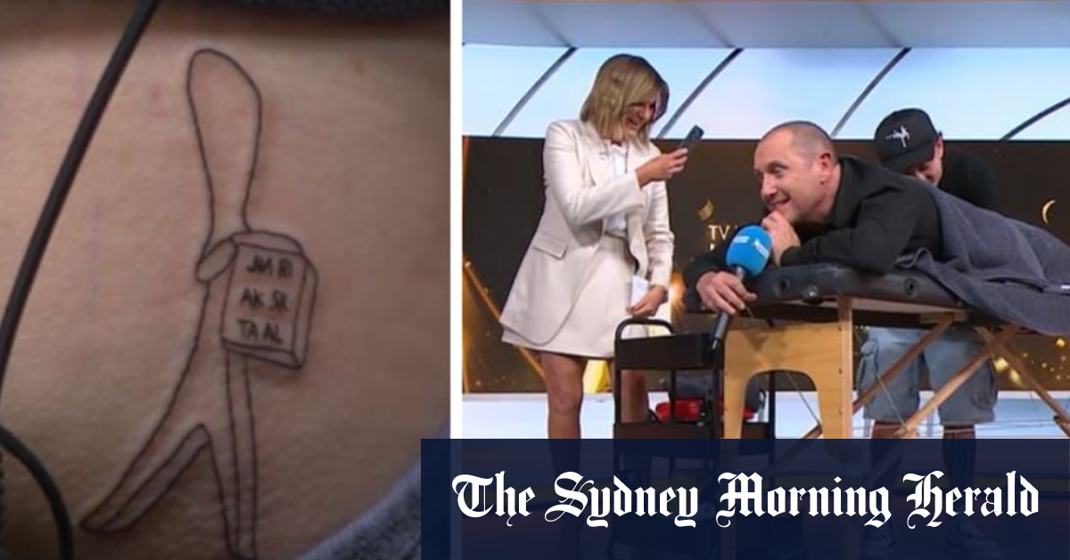 Larry Emdur se fait tatouer les noms des nominés sur le dos