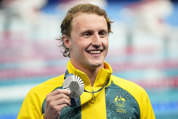Elijah Winnington montre fièrement sa médaille d'argent.