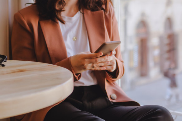 Les fraudeurs peuvent utiliser les SMS de diverses manières pour cibler votre argent. 