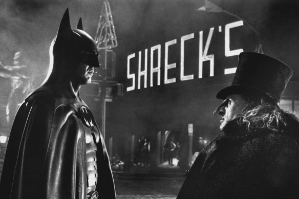 Le Pingouin de Danny DeVito affronte le Batman de Michael Keaton dans Batman Returns.