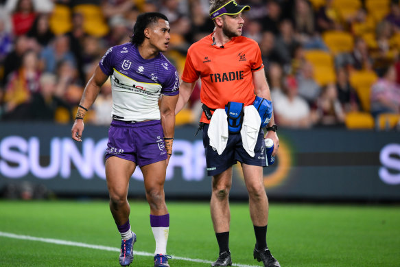 Sua Faalogo quitte le terrain pour le Melbourne Storm contre les Brisbane Broncos.