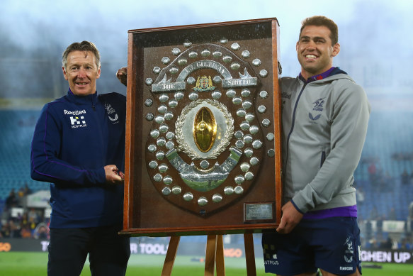 L'entraîneur du Storm Craig Bellamy et Dale Finucane du Storm posent avec le JJ Giltinan Shield en 2021.