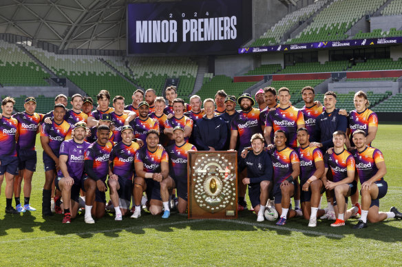 L'entraîneur de Melbourne Storm, Craig Bellamy, et les joueurs de Storm posent pour une photo avec le JJ Giltinan Shield mercredi.