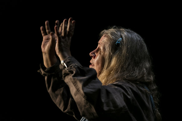 Noni Hazlehurst investit le personnage de la dignité fondamentale des dépossédés.