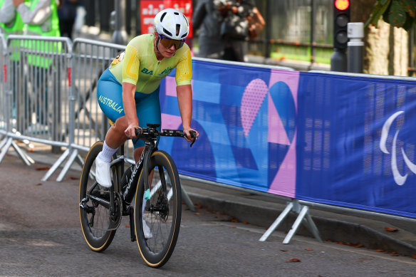 Emily Petricola sur le parcours lors de la course sur route C4-5.