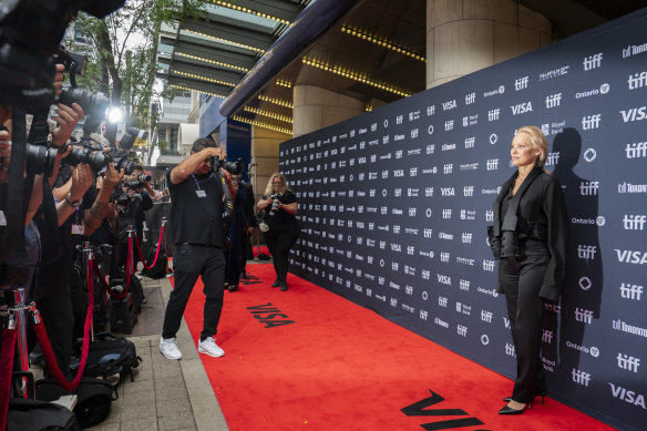 Pamela Anderson arrive à la première de The Last Showgirl à Toronto.