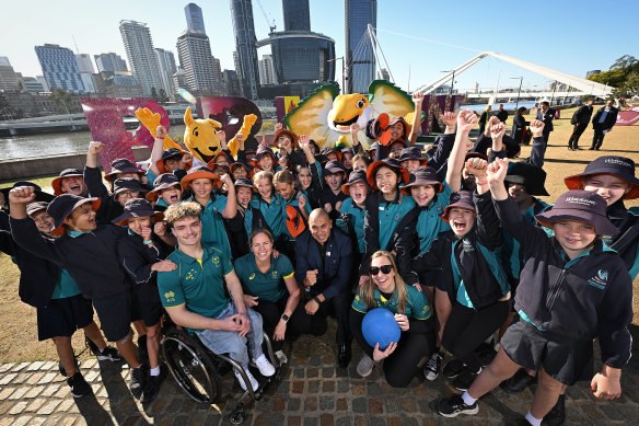 Les élèves de la Wynnum State School avec les olympiens et paralympiens Eithen Leard (basket-ball en fauteuil roulant), Emily Seebohm (natation), Patrick Johnson (athlétisme) et Raissa Martin (goalball) célèbrent les huit ans qui nous séparent de Brisbane 2032.
