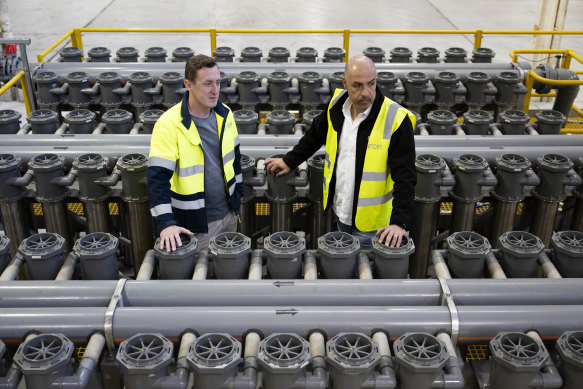 Anthony Karam, directeur général de Sircel, et le métallurgiste David Bension dans l'usine de recyclage des déchets électroniques.