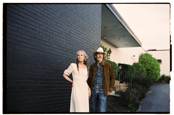 Gillian Welch et David Rawlings à l'extérieur de leur studio frappé par une tornade.