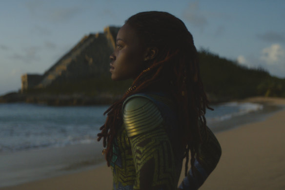 Lupita Nyong'O dans le rôle de Nakia dans Black Panther : Wakanda Forever de Marvel Studios.