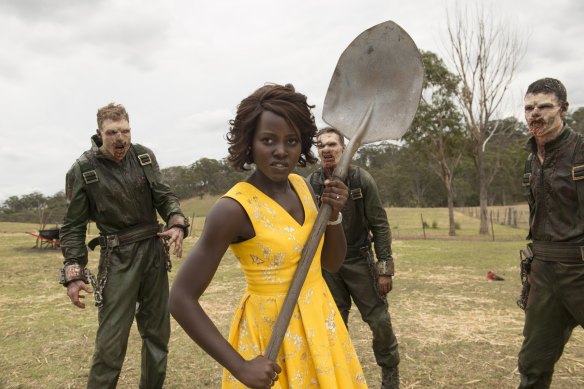 Lupita Nyong'o incarne Miss Caroline, une institutrice combattant les zombies dans Little Monsters.