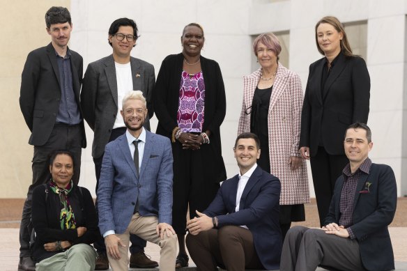 Les lauréats du Prix littéraire du Premier ministre au Parlement : (de gauche à droite) Leah Leaman, Daniel Browning, Will Kostakis, Gregory Crocetti ; (et de gauche à droite) Ryan Cropp, Andre Dao, Cecelia Edwards, Penny Smith et Amy Crutchfield.