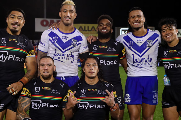 Les Panthers passés et présents après leur affrontement contre Canterbury cette saison.