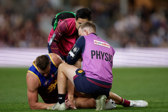 Jack Payne est évalué après avoir subi une blessure au genou contre les Blues.