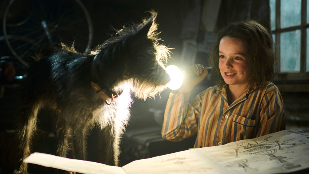 Squid dans le rôle de Runt avec Lily LaTorre dans le rôle d'Annie dans le film.