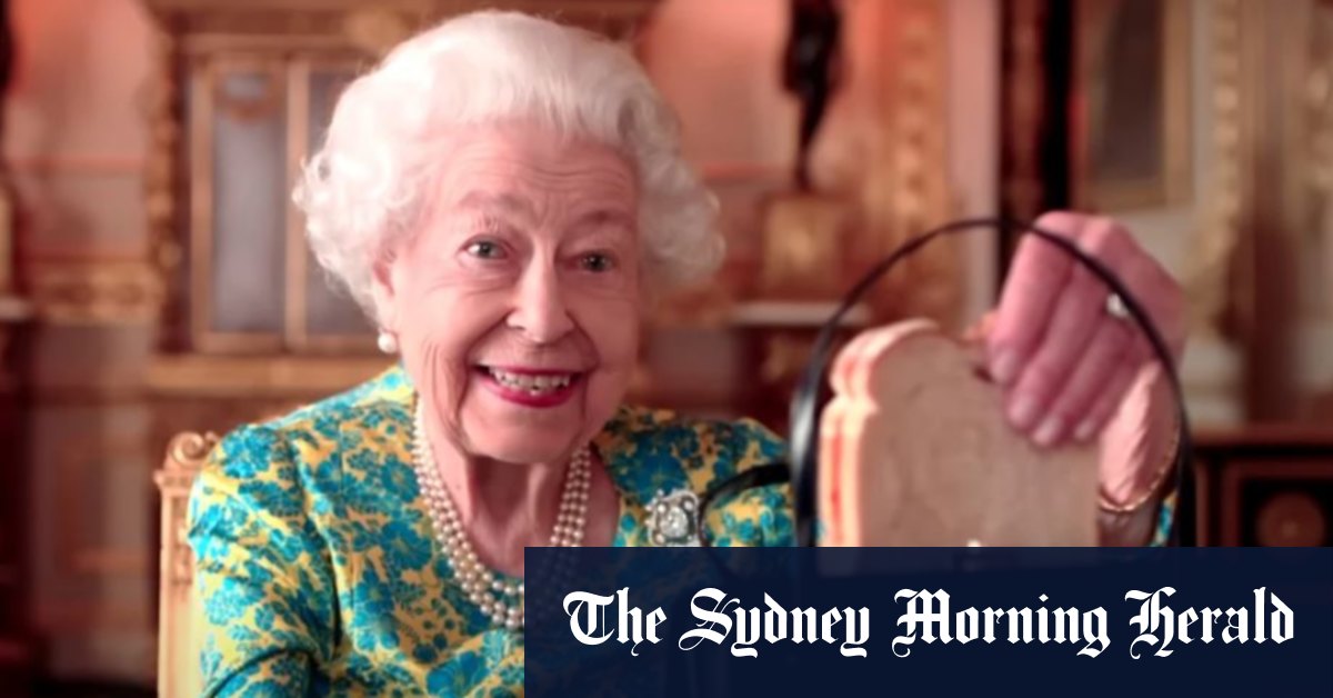 Craig Brown détaille les mythes, les anecdotes et la comédie dans son livre A Voyage Around the Queen