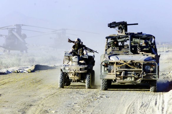 Les véhicules de patrouille à longue portée utilisés par les soldats australiens en Irak et en Afghanistan, photographiés à droite, sont vendus aux enchères en ligne plutôt que fournis à l'Ukraine.