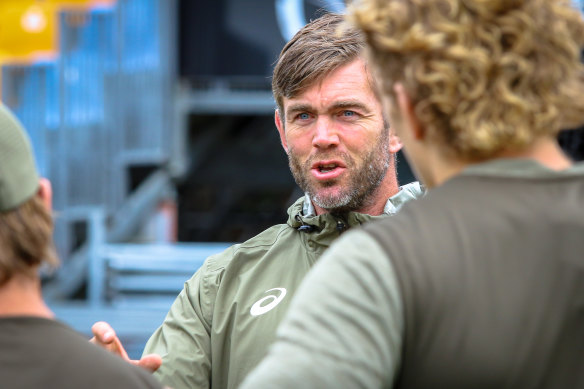 Geoff Parling jette un œil sur l'entraînement des Wallabies.