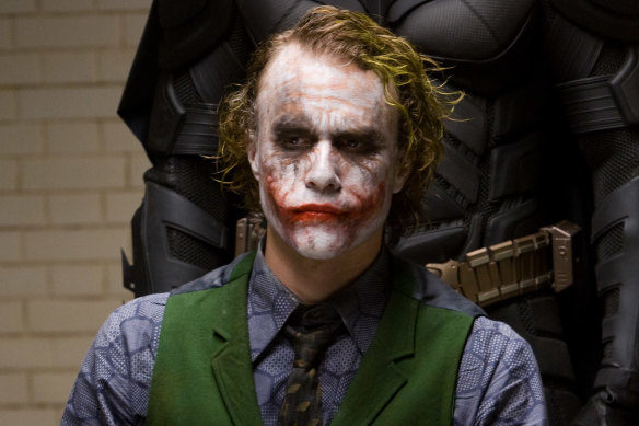 Heath Ledger dans le rôle du Joker dans The Dark Knight, pour lequel il a remporté un Oscar à titre posthume.