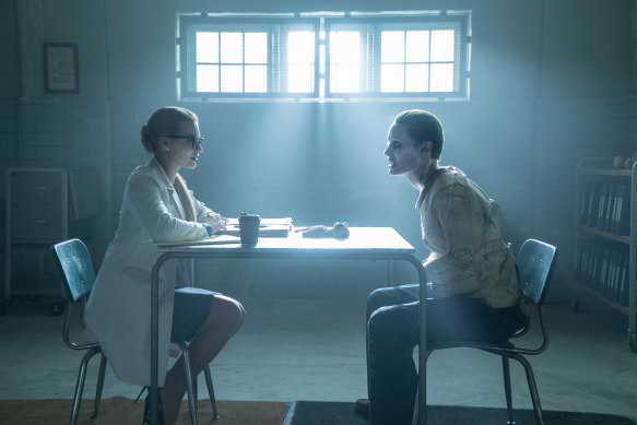 Margot Robbie dans le rôle d'Harleen Quinzel et Jared Leto dans le rôle du Joker dans Suicide Squad.
